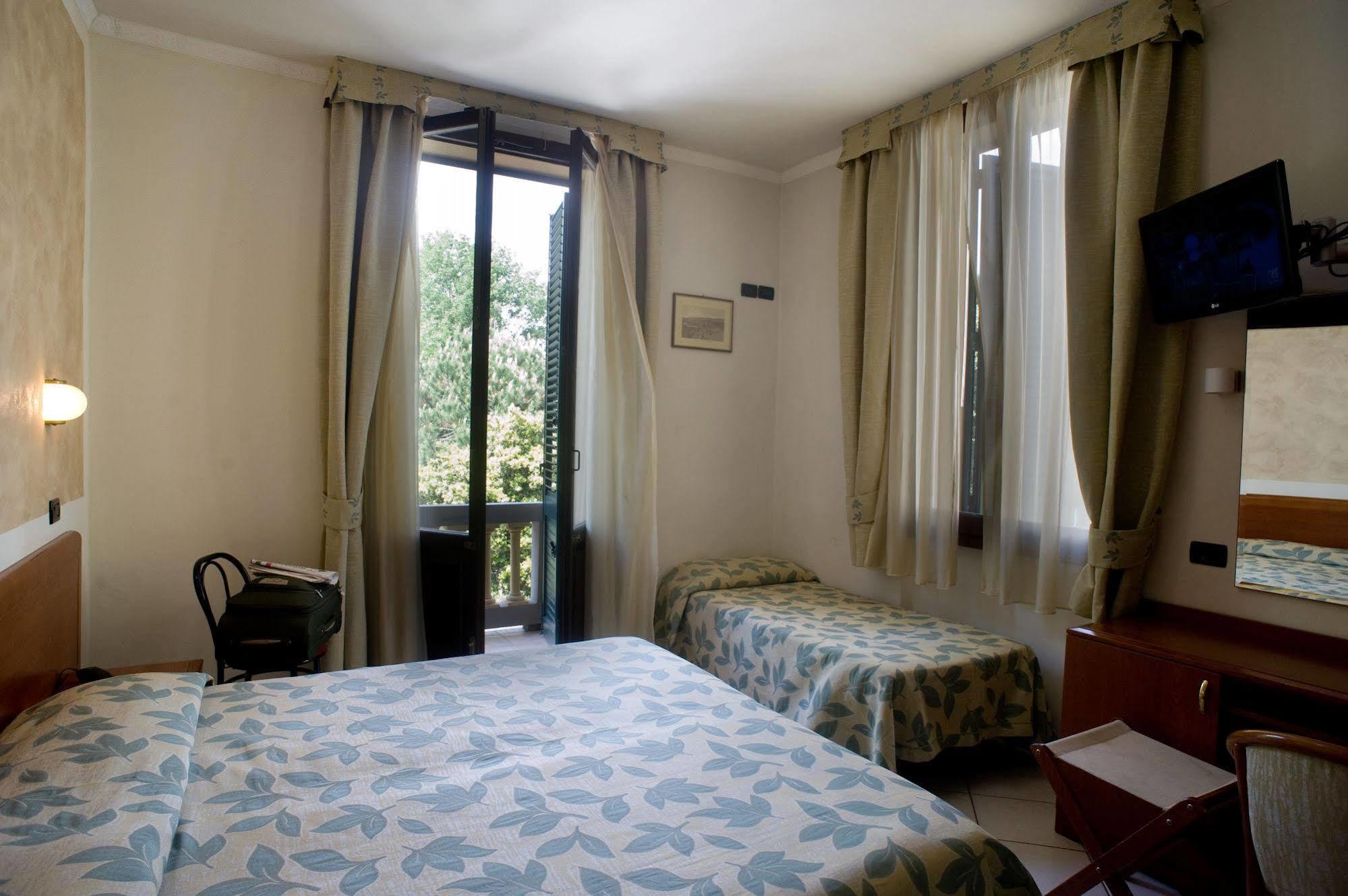 Hotel Vittoria Viareggio Esterno foto